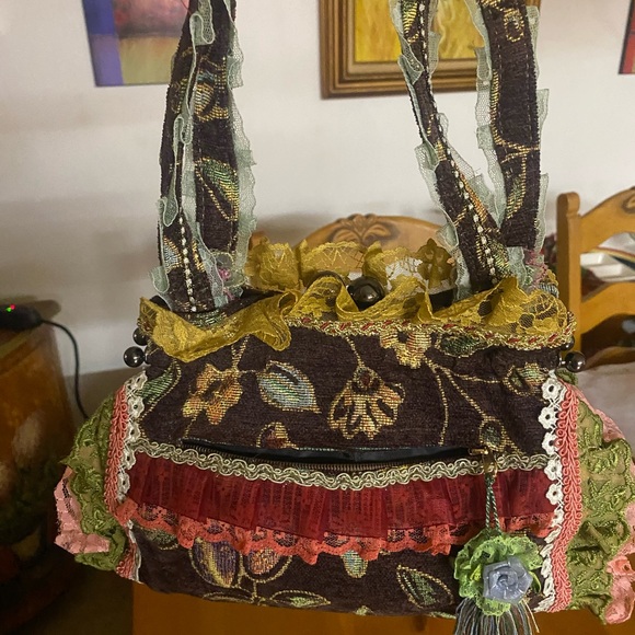 ❌❌SOLD❌❌ Vintage Grandma Carpet Bag Handmade Lace Tassels Flowers Gold Malon - Picture 3 of 16